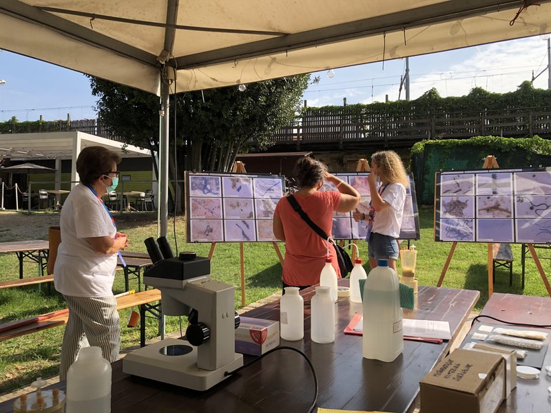 i ragazzi di Scienceground illustrano il laboratorio